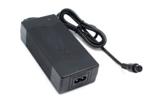 CARGADOR UNIVERSAL PARA PATINES ELÉCTRICOS | 48V / 2A | 96W
